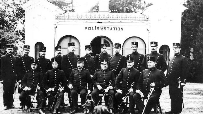 Gruppbild av poliser på Rådhustorget i Lindesberg.