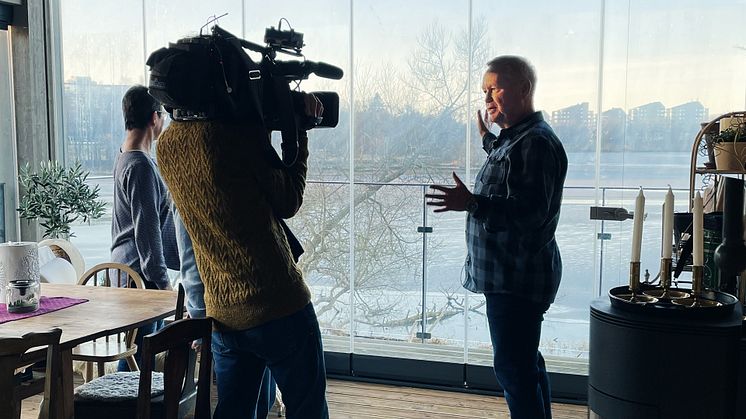 France TV intervjuar Martin Jonasson, en av dem som bor i träkvarteret Strandsnäckan. 