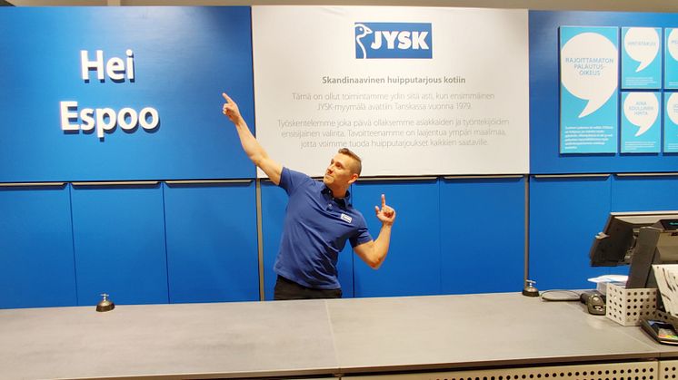 JYSK Sellon myymäläpäällikkö Panu Söderlund valmiina avajaisiin.