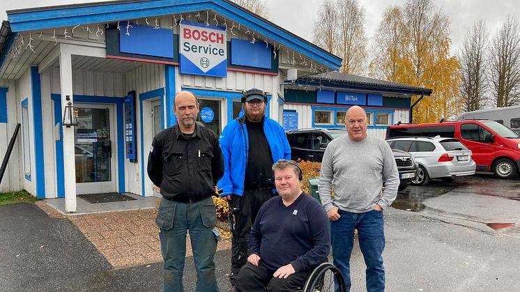 Bo Ericsson på besök hos Hans Rönnlund, Bosch Car Service i Morjärv. Foto Pia Ericsson.