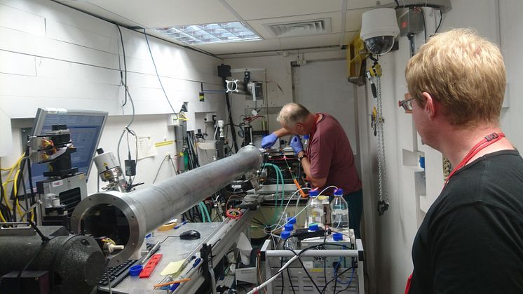 Professor Gerhard Gröbner och forskningsingenjör Jörgen Åden i färd med att byta prov på en neutronreflektometer vid ISIS forskningsanläggning på Harwell i England. Foto: Tobias Sparrman.