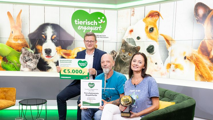 Der Goldene Fressnapf für Tierschutz in Niederösterreich: (v.l.n.r.) Hermann Aigner, Geschäftsführer Fressnapf Österreich, Markus Putzgruber und Silvia Zach vom Verein „Respekturtle“.