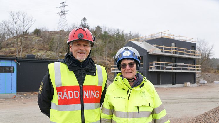 Insatsledare Magnus Lagrell från Räddningstjänsten Mitt Boshulän och projektledare Birgitta Andersson framför bygget av räddningstjänstens unika övningshus vid Uddevallas nya brandstation..