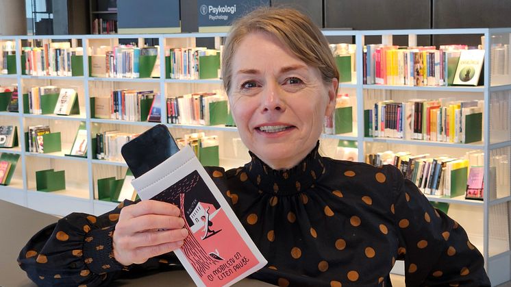 Deichman deler ut 25 000 mobilsoveposer. Deichmans biblioteksjef, Merete Lie ønsker at biblioteket skal bidra til bevissthet om skjermbruk. Foto: Deichman
