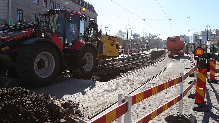 Spårarbeten vid Kungsportsplatsen. Makadam och asfalt som grävs upp här ska sorteras och tvättas på Renova Miljös avfallsanläggning i Fläskebo, Landvetter.