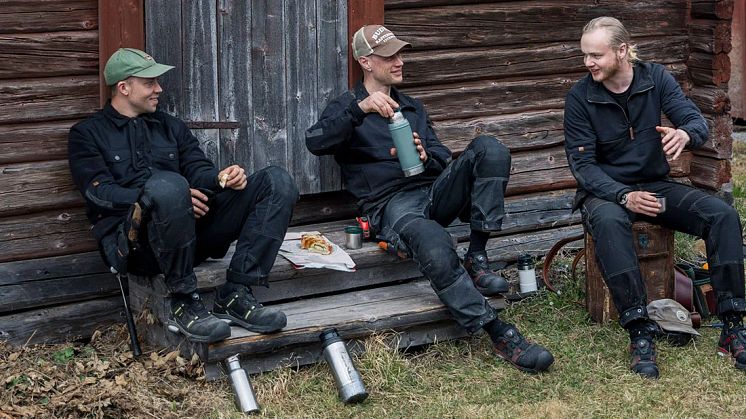 Allt fler hantverkare upptäcker hur bekväma och slitstarka arbetskläder från Björnkläder är. 