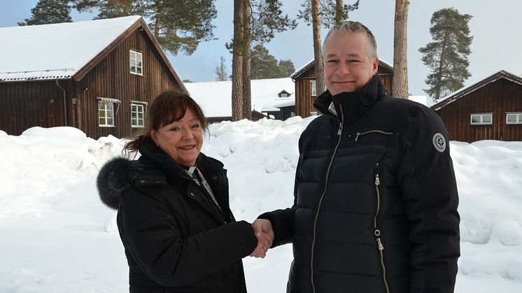 Svenska Kyrkan och Leksands Sparbank samarbetar i en satsning för Rättviks barn och familjer. Till vänster Monica Jones kyrkoherde Rättviks pastorat och till höger Bo Liljegren VD Leksands Sparbank.