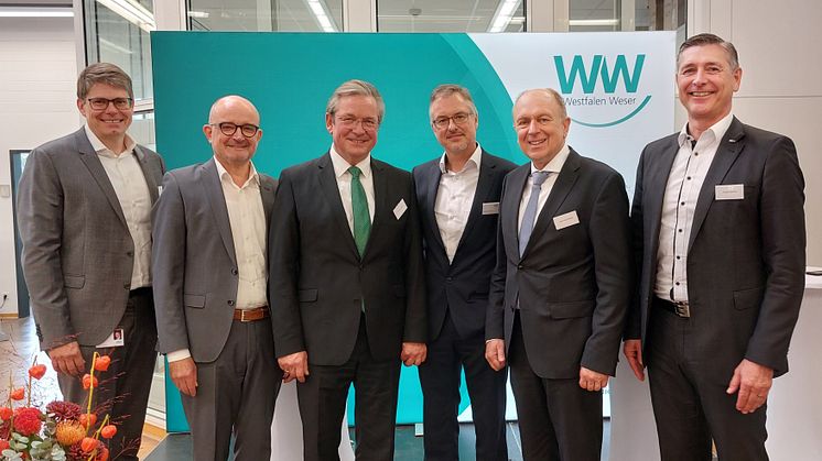 (v. l.): Guido Merzbach, Leiter Personal WW, Andreas Speith, Geschäftsführer WW, Michael Dreier, Bürgermeister Paderborn, Burkhard Thiele, Leiter Ausbildung WW, Christoph Rüther, Landrat Paderborn, und Jürgen Behlke, Geschäftsf. IHK Ostwestfalen.