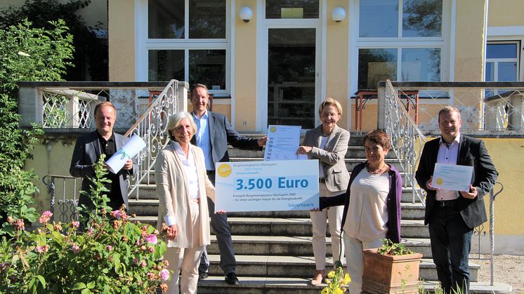 v.l.n.r.: Landrat Robert Niedergesäß, Schulleiterin Angelika Oedingen, Ingo Schroers (Mitglied der Geschäftsleitung der Bayernwerk Netz GmbH), Regierungspräsidentin Maria Els, Schulprojektleiterin Angelika Eiler und Bürgermeister Michael Eisenschmid.