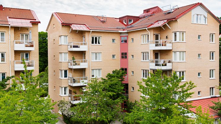 I anslutning till SKBs kvarter Lillsjönäs i Abrahamsberg, Bromma, uppför SKB ytterligare ett hus med 45 lägenheter och garage i källarplan. Fastigheten blir en miljöbyggnad med låg energianvändning.