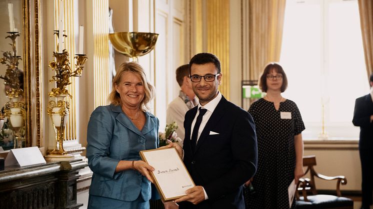 En glad och stolt Bassam Massouh med diplomet i sin hand. Foto: Sofia Nahringbauer, Regeringskansliet