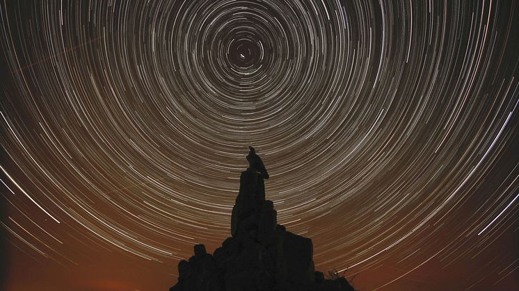 Startrails over mindesmærket  på Wasserkuppe (Rhön) for faldne piloter i 1. Verdenskrig