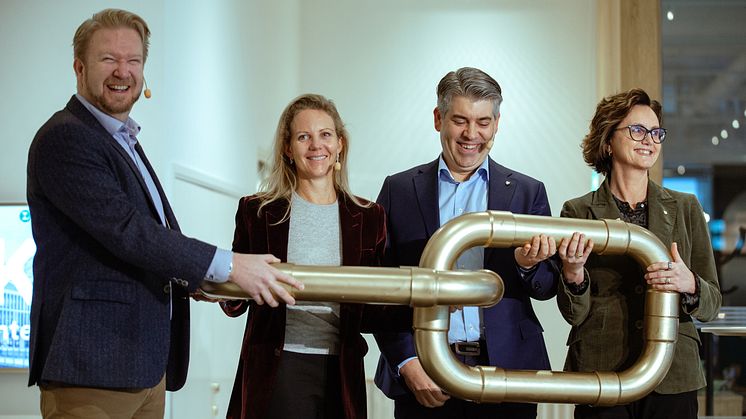 LINK Business Center är invigt! Från vänster: Simon Helmér, VD Östsvenska Handelskammaren, Louise Lindh, VD Lundbergs Fastigheter, Niklas Borg, kommunstyrelsens ordf. Linköpings kommun, Louise Felldin, näringslivsdirektör Linköpings kommun.