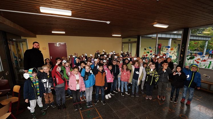 Auszubildender Niclas Schmidt bei der "Blinki"-Übergabe in der Grundschule