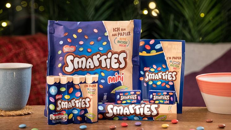 Kutter plast: Smarties kommer nå i resirkulert papiremballasje.