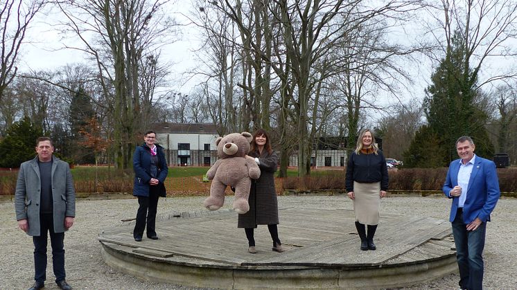 v.l.n.r. Andreas Pohl, Ulrike Jung, Mona Meister, Ines Dietrich und BNI-Regionaldirektor Jens Fiedler im Markkleeberger Kees'scher Park - im Hintergrund das Kinderhospiz Bärenherz (Bildquelle: meeco Communication Services)