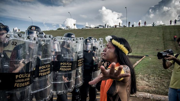 Oprindelige folk i bevægelsen Mobilização Nacional Indígena protester over krænkelser af deres rettigheder i foråret 2017.  Foto: Mídia Ninja / MNI