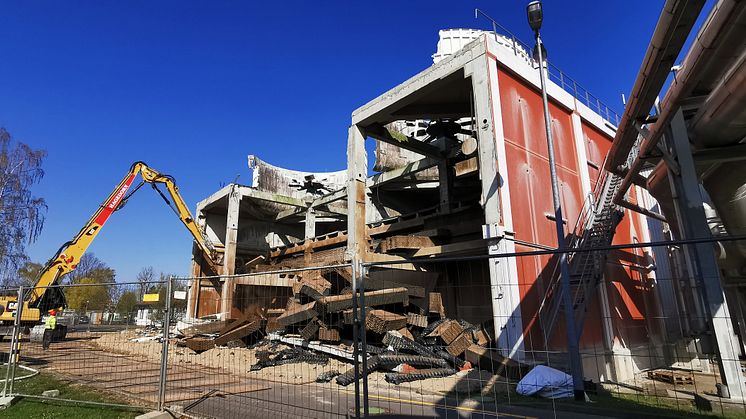 Vorbereitende Maßnahmen: Abrissarbeiten an einem nicht mehr benötigtem Kühlturm schaffen Platz für neue Bauten.