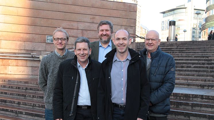 Bak fra venstre: Marius Gjerset (Zero), Bernt Reitan Jenssen (adm.dir Ruter). Foran fra venstre: Erik Skaaden (daglig leder Minibuss 24/7), Tom Romen (daglig leder Taxus) og Svein Arne Bergh (styreleder i Minibuss 24/7).