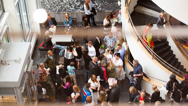 Över 850 studenter firades på avslutningshögtid på Högskolan Väst