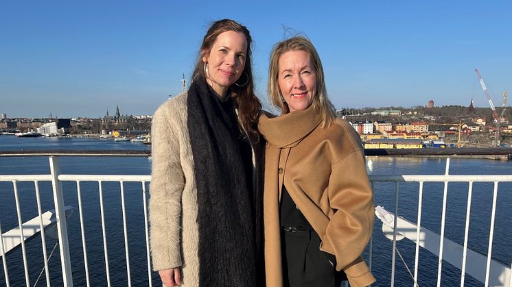 Viking Line inleder ett samarbete med barnrättsorganisationen Maskrosbarn. Eleonora Hansi, informationschef Viking Line Skandinavien och Helene Axelsson Bernving, ansvarig samarbeten & företagsinsamling, Maskrosbarn.