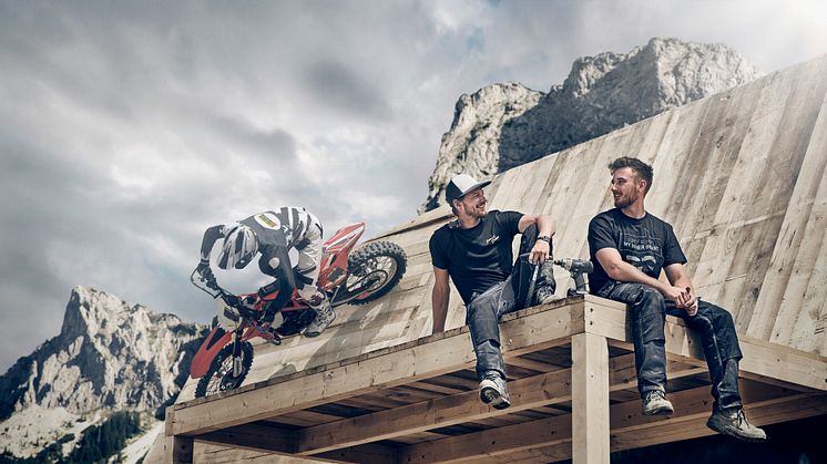 Marcel Hirscher ger sig iväg på det ultimata äventyret i Red Bull Erzbergrodeo