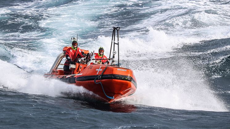 Som ubefaren skibsassistent kommer du til at træne rigtig meget i at sejle Fast Rescue Boat. Der trænes både nat og dag og i al slags vejr, så du til enhver tid er klar til at rykke ud i en redningsaktion. 