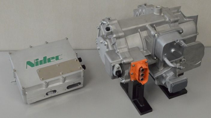 Inverter (left), Integrated traction motor and gear-box (right)