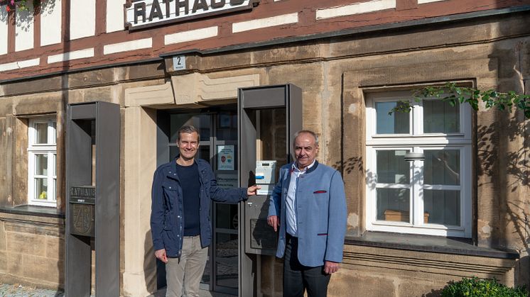 Energieüberblick im Viertelstundentakt: Tobias Stahl vom Bayernwerk (li.) und Bürgermeister Robert Hümmer (re.) nahmen rund 100 neue Zähler in Altenkunstadt in Betrieb.