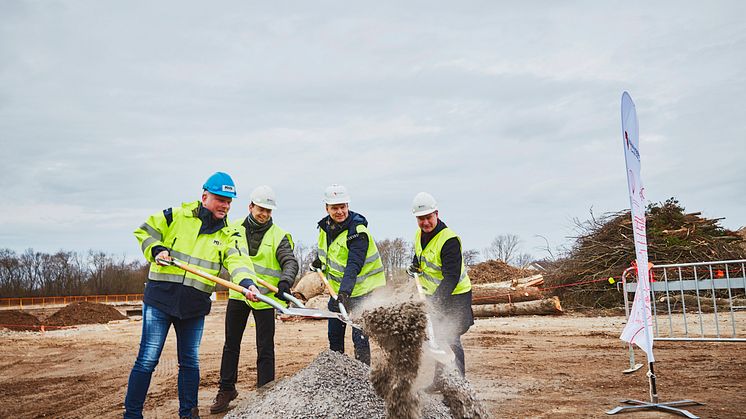 Fr v Thomas Ellkvist, vd MVB,  Brian Hansen, ordförande byggande styrelse, Peter Danielsson, kommunstyrelsens ordförande och Mårten Lilja, vice vd på Riksbyggen.