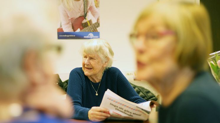 Mervetarna engagerar diskussionspigga pensionärer