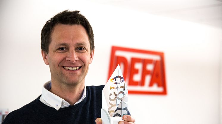 Prosjektleder Nicolay Knudtzon hos DEFA med utmerkelsen fra Toyota
