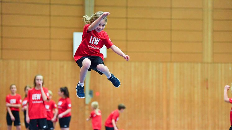 Die Leichtathletik Jugend des TSV Unterthingau zählte im vergangenen Jahr zu den Gewinner-Teams des „Leistung lohnt“-Wettbewerbs. (Thorsten Franzisi / LEW)