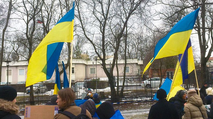 Fredsdemonstration utanför ryska ambassaden i Stockholm 24 februari 2022. Foto: Nordiska museet.