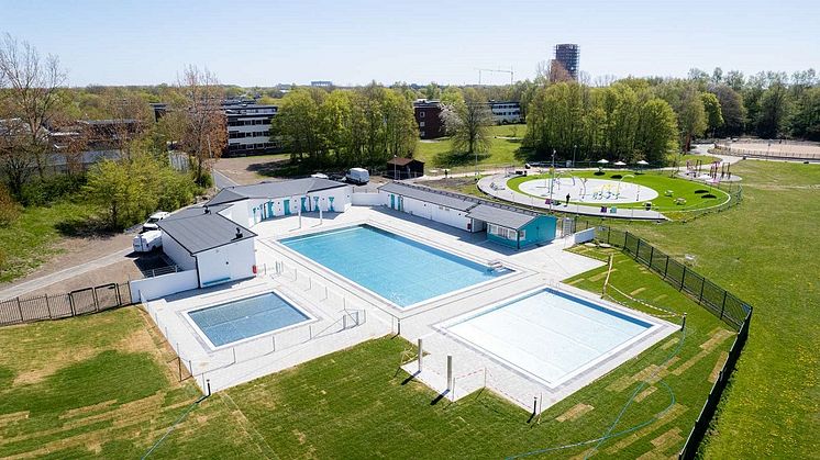 Drottninghögsbadet redo att ta emot besökare den 24 maj. Nu med tre pooler och en ny kiosk.