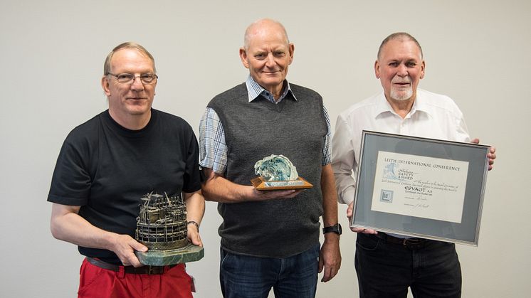 Lars Knudsen, Ole Andersen og Hans Andreasen med diverse hæder, som blev tildelt ESVAGT for redningsaktionen. Rederiet blev bl.a. tildelt Leith International Conference's Offshore Safety Award