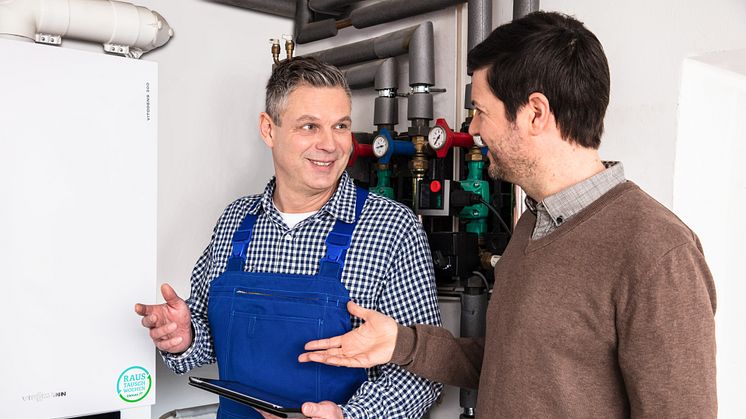 Fachhandwerker erklärt neue Heizung