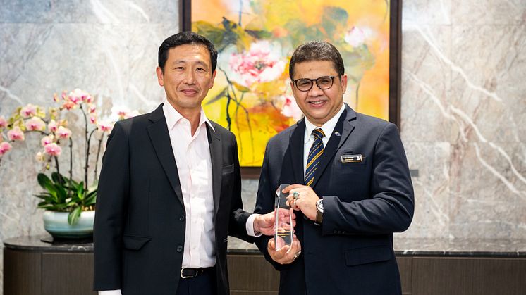 SATS Duty Manager Syed Umar Bahki Bin S A Sunny receiving the  ‘Service Personality of the Year’ award from Mr Ong Ye Kung, Minister for Transport