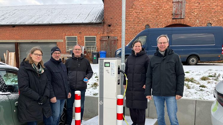 Ladesäule in Glasau eröffnet (v.l.): Annika Böttger (Amt Trave-Land), Thomas Gerber (Bürgermeister Glasau), Bernhard Horstmann (1. Stv. Bürgermeister Glasau), Lone Kurbjuhn (HanseWerk) und Jörg Braun (Kommunalbetreuer SH Netz).