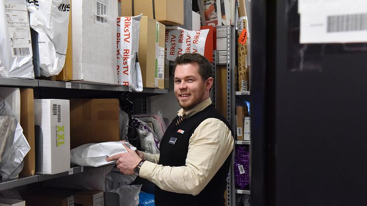 Butikksjef Arnt Christoffer Weberg Schjong hos Spar, Post i Butikk på Sundvollen, oppfordrer folk til å hente pakkene, så det ikke hopper seg opp i hyllene. FOTO: Birger Morken / Posten