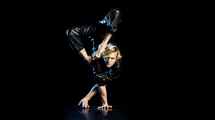 Kalle Pikkuharju, contortion & fotjonglering i Tipping Point – Balancing in a Time of Change . Foto: Carlos Zaya