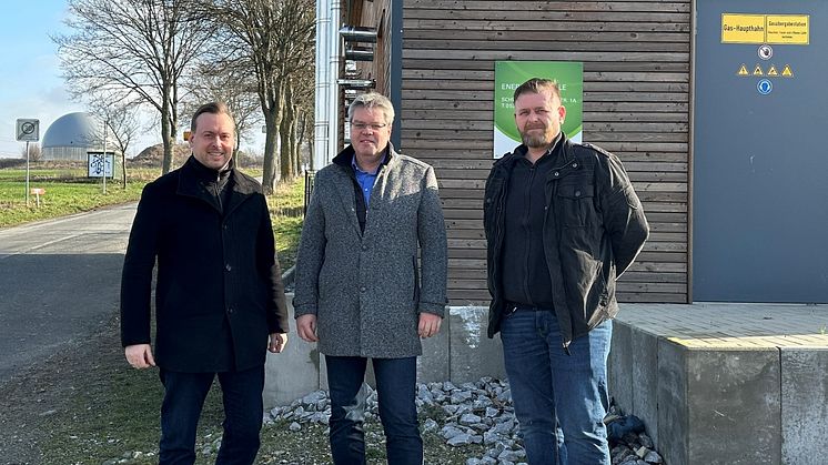 Wärmewende in Borchen kommt voran: Projektleiter Markus Schulz, ESW, Borchens Bürgermeister Uwe Gockel und Planer Willi Brauer, ESW, vor der Energiezentrale "Unterm Hessenberg".