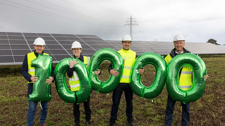 V.l.n.r.: Ministerpräsident Daniel Günther, Stefan Müller, COO Enerparc, Dr. Benjamin Merkt, Vorstand Netztechnik SH Netz, und Matthias Boxberger, Aufsichtsratsvorsitzender von SH Netz vor der PV-Anlage von Enerparc in Bönebüttel