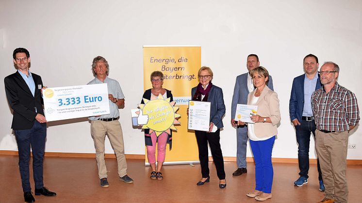 Schulstrom vom Acker: Für ihre Agrophotovoltaikanlage erhielt die Berufliche Oberschule Friedberg, vertreten durch Seminarlehrer Thomas Rebitzer (2. v.l.), den Bürgerenergiepreis Oberbayern 2021.