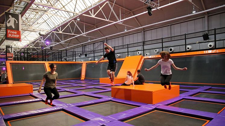 Mit 140 Trampolinen auf rund 4.700 Quadratmetern ist das JUMP House Leipzig der größte Trampolinpark Deutschlands