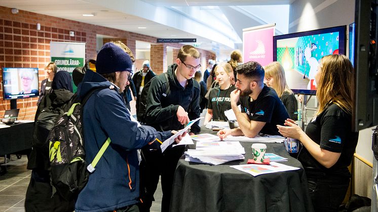 Frågorna var många under utbildningsmässan där 2 400 gymnasieelever var på plats på högskolan.