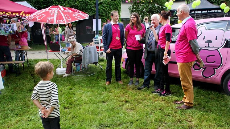 Vorstandsvorsitzender des Fördervereins Hubertus von Erffa, Geschäftsführerin Ulrike Herkner, Winfred Möller, Louisa Nowack und Kuratoriumsmitglied Wolf-Dietrich Freiherr von Speck zu Sternburg während der Spendenübergabe