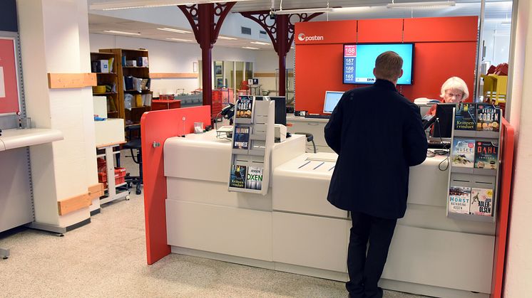 Fra 1. juli er det ikke lenger mulig å ta ut eller sette inn kontanter til eller fra fra kontoer i DNB i Postens salgsnett. Foto: Birger Morken