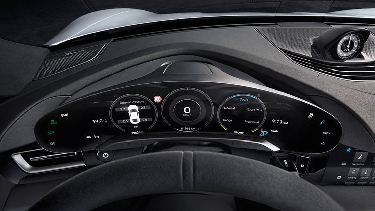 Interiören i den helelektriska sportbilen Porsche Taycan. Klassiska designdetaljer har omtolkats och förts in i den digitala åldern.