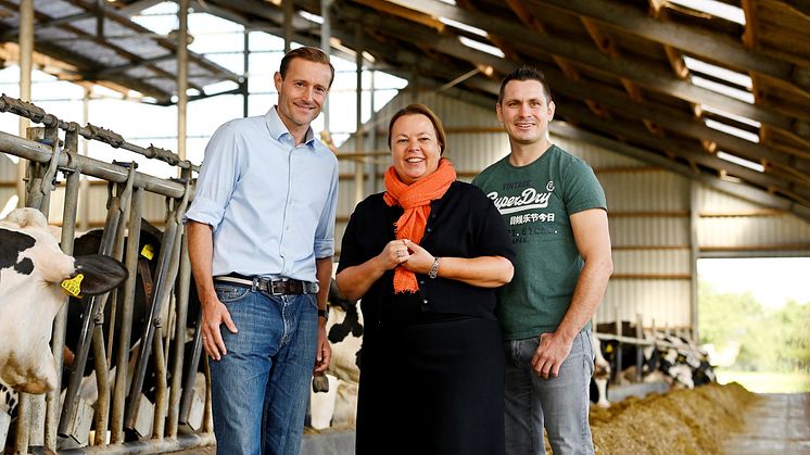 Kasper Thormod Nielsen, Leiter Unternehmenskommunikation und Nachhaltigkeit bei Arla Foods Deutschland (links), Ministerin für Umwelt, Landwirtschaft, Natur- und Verbraucherschutz, Ursula Heinen-Esser (Bildmitte) & Arla Landwirt Kevin Anhamm (rechts)